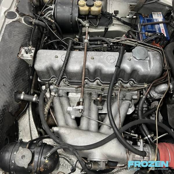 Nettoyage cryogénique baie moteur et pont arrière sur une Mercedes 250 SL à Paris
