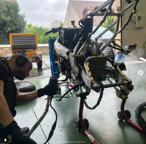 Nettoyage cryogénique d'une moto Suzuki GSX-R1000 près de Paris Ile-de-France