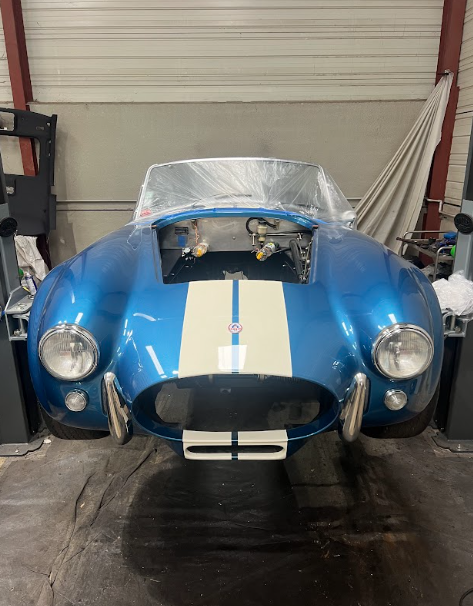 Nettoyage cryogénique d’une Shelby Cobra à Paris : résultat bluffant avec Frozen Garage