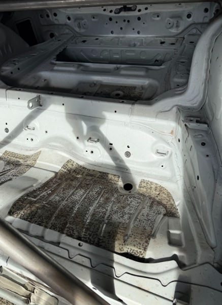 Retrait de l’insonorisation par cryogénie sur voiture de drift à Saint-Maur-des-Fossés