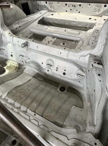 Retrait de l’insonorisation par cryogénie sur voiture de drift à Saint-Maur-des-Fossés