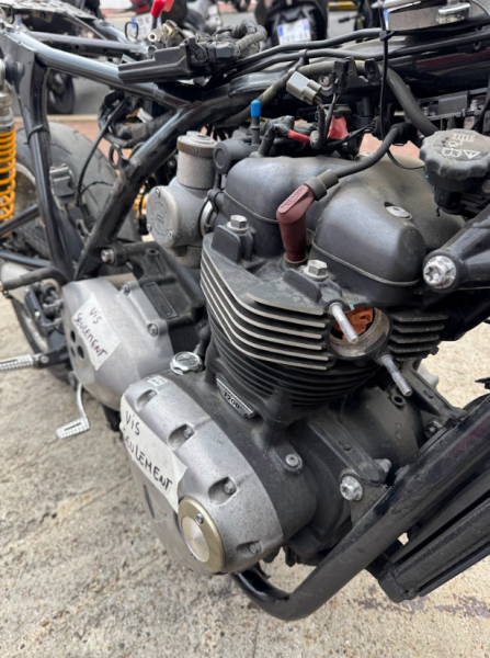Nettoyage complet d'une Triumph Thruxton 1200RR grâce à la cryogénie à Vincennes