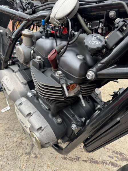Nettoyage complet d'une Triumph Thruxton 1200RR grâce à la cryogénie à Vincennes