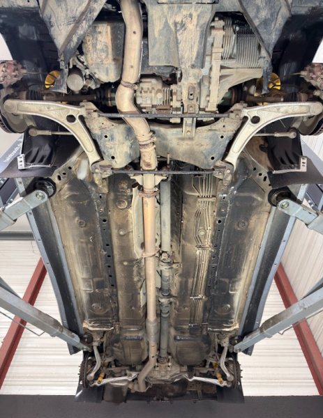 Châssis automobile encrassé avant traitement cryogénique à Mérignac